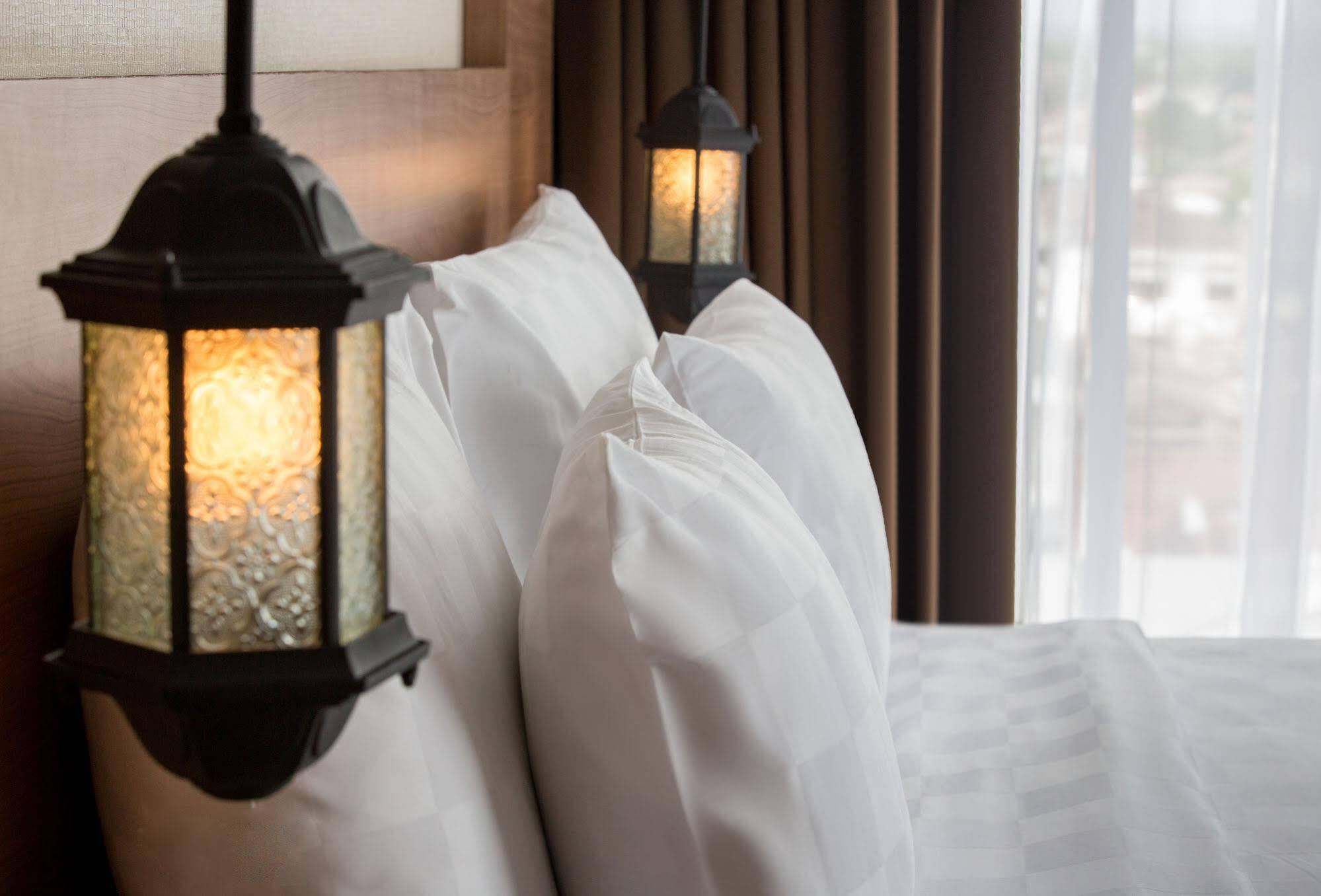 คาส ตูกู  Hotel ยอกยาการ์ตา ภายนอก รูปภาพ