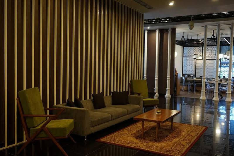 คาส ตูกู  Hotel ยอกยาการ์ตา ภายนอก รูปภาพ